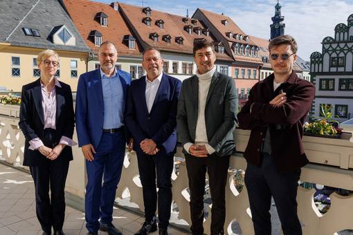 Besuch einer Delegation aus Blois in Weimar im April 2025 (v.l.n.r.): Christine Heyde-Betancourt (Kulturreferentin, Blois), Weimars Oberbürgermeister Peter Kleine, Marc Gricourt (Bürgermeister von Blois), Cédric Marmuse (Beigeordneter für Kulturvermittlung und internationale Beziehungen, Blois) und Gilles Rion (Direktor der Fondation du Doute, Blois)