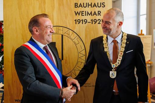 Blois Bürgermeister Marc Gricourt gemeinsam mit Weimars Oberbürgermeister Peter Kleine bei der Ausstellungseröffnung.