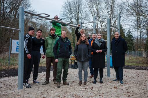 Sportler, Planer, Mitarbeitende der Stadtverwaltung, Stadträtin Stefanie Wötzel (2.v.r.) und OB Peter Kleine