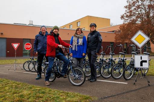 (v. l.) Schulhausmeister Maik Liebeskind (Lucas-Cranach-Grundschule), Florian Fischer (Fa. Bikeprofi), Yvonne Müller (Schulverwaltung) sowie Polizeibeamtin Heike Stephan, die die Verkehrserziehung durchführt.