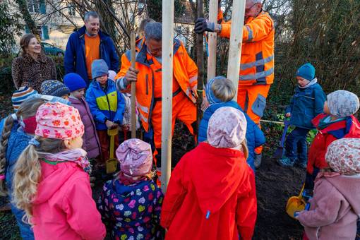 Die Mitarbeiter des Kommunalservice Weimar wurden tatkräftig von Kindern der Kita Hufeland unterstützt.