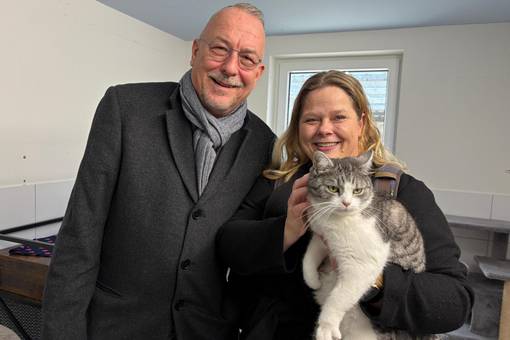 Frank Schneider (SSS Schneider & Sohn Spezialbau) und Madeleine Spielvogel (Leiterin des Lebensmittelüberwachungs- und Veterinäramtes der Stadt Weimar) mit Katze Xia.