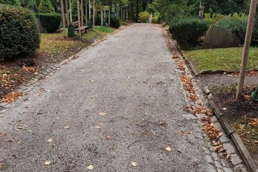 Wegabschnitt mit fertiger Makadamdecke