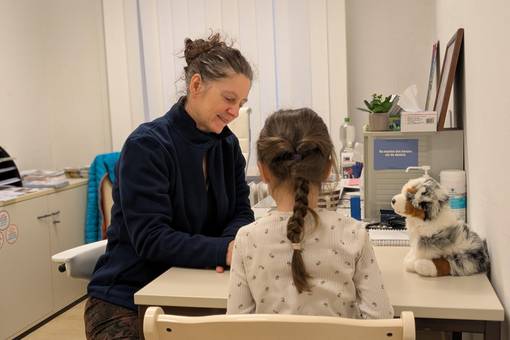 Svenja Sieglerschmidt, Ärztin im Kinder- und Jugendärztlichen Dienst, bei der Schuleingangsuntersuchung