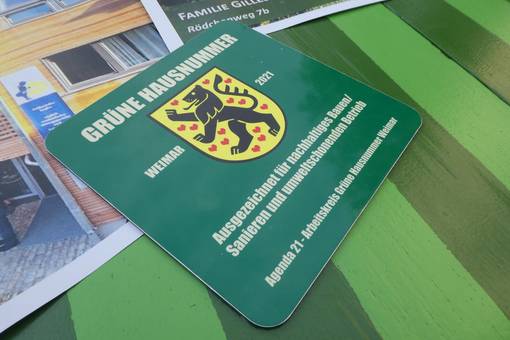 Auch in diesem Jahr dürfen wieder neue Hauseigentümerinnen und -eigentümer die Grüne Hausnummer Weimar in Empfang nehmen und diese anschließend an ihrem Haus führen.