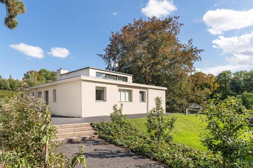 Das von Georg  Muche entworfene   Haus Am Horn ist  die einzige Archi tektur, die das Bau haus in Weimar  realisiert hat. Es  wurde 1923 als Ver suchshaus zur Bau haus-Ausstellung  errichtet.