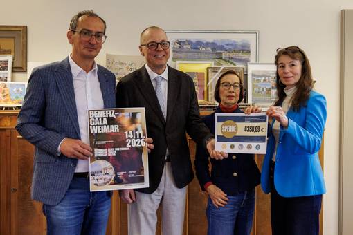 V.l. Jürgen Hoffmann, Bürgermeister Ralf Kirsten, Carolina Brauhardt und Sylvia Kaleta bei der Übergabe des Schecks