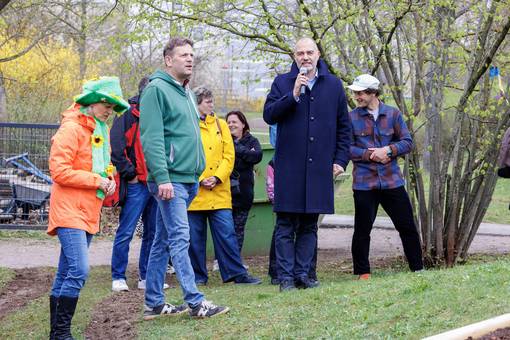 Oberbürgermeister Peter Kleine begrüßt die Kinder