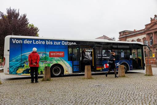 Städtepartnerschafts-Bus auf dem Goetheplatz