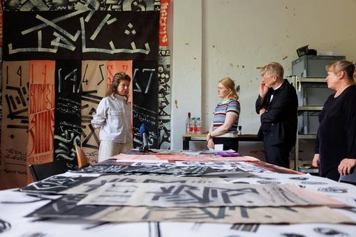 Ella Ponizovsky BergelsElla Ponizovsky Bergelson, Sarah Cüppers (Fachreferentin für Bildende Kunst), Frank Motz (Galerieleitung ACC) und Julia Miehe (Leiterin der Kulturdirektion) im Städtischen Atelierhaus in der Karl-Haußknecht-Straße 21on, Sarah Cüppers (Fachreferentin für Bildende Kunst) und Frank Motz (Galerieleitung ACC) im Städtischen Atelierhaus in der Karl-Haußknecht-Straße 21.