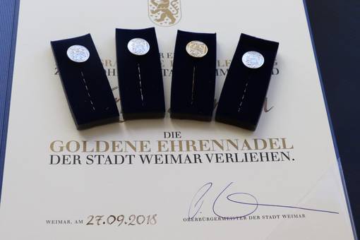 Die Ehrennadeln wurden bisher in den Kategorien Gold, Silber und Bronze verliehen.