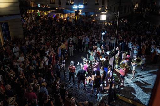 Konzert von Tuba Libre vor der Eckermann Buchhandlung