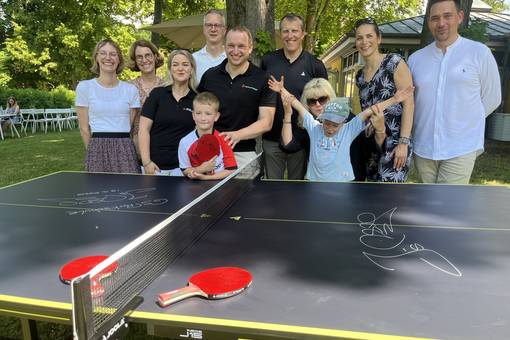 Gemeinsam mit den Erstklässlern Raphael und Nikolas, Schulleiterin Anja Brunkhorst, Lehrerin Michelle Anding sowie Anika Schwartze-Schams, Leiterin des Weimarer Sport- und Schulverwaltungsamts, und Stephan John, Vorstandsvorsitzender des Schulfördervereins, wurde die Tischtennisplatte feierlich entgegengenommen.
