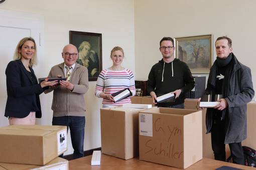 Anika Schams (Leiterin Schul- und Sportverwaltungsamt Stadt Weimar), Jochen Etzhold (Schulleiter Schillergymnasium), Tina Jäger, Niels Wiegandt und René Renschin (Lehrer/innen) bei der Übergabe von iPads im April 2022 an das Weimarer Friedrich-Schiller-Gymnasium.