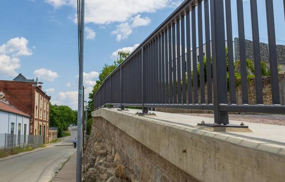 Neben der Instandsetzung wurden für den Erhalt der Faunavielfalt ca. 1.000 Bohrlöcher als Nisthilfe im Mauerwerk eingebracht, sodass sich Insekten wieder dauerhaft ansiedeln können.