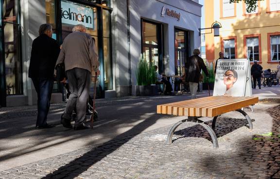 Die drei Stolpersteine zum Andenken an die im Nationalsozialismus verfolgte jüdische Weimarer Familie Berlowitz wurden mit einer gipsähnlichen Masse beschmiert.