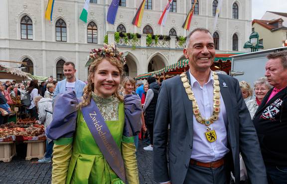 Zwiebelmarktkönigin Laura und Oberbürgermeister Peter Kleine auf dem Weg zur Bühne auf dem Markt.