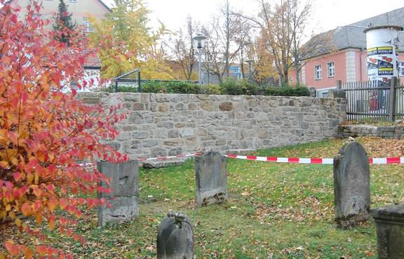 Jüdischer Friedhof: Grenz- und Stützmauer instandgesetzt
