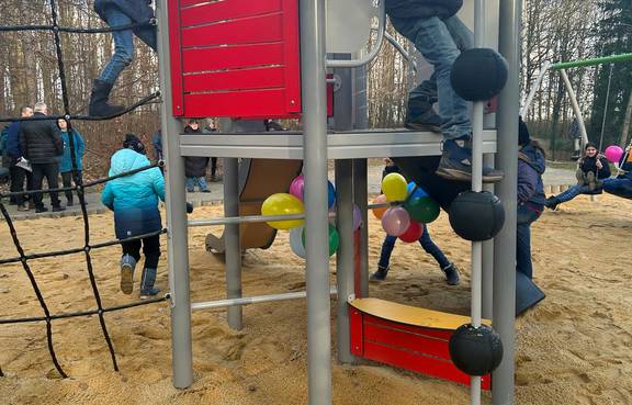 Der Spielplatz bietet nun neue und spannende Spielgeräte für Kinder von 5 bis 12 Jahren, wie eine Kletter-Rutsch-Kombination, eine Doppelschaukel mit Partnersitz, eine Wippe und zwei Slacklines.