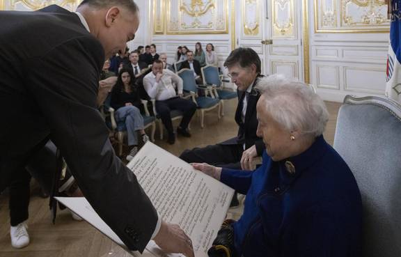 Oberbürgermeister Peter Kleine überreicht die Urkunde an Jacqueline Fleury, im Hintergrund: François de Mazières, Bürgermeister von Versailles