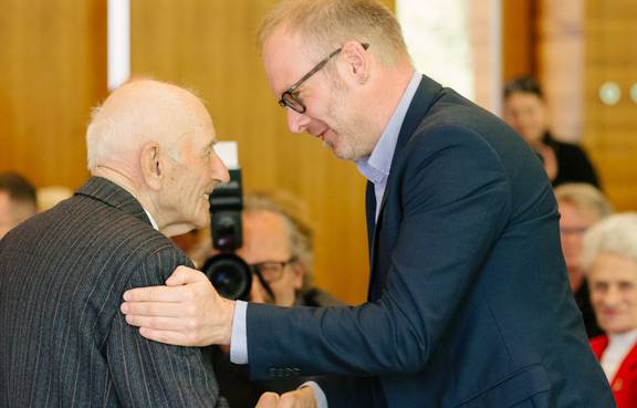 Vasile Szekely mit Dr. Philipp Neuman-Thein (Stellvertretender Direktor der Stiftung Gedenkstätten Buchenwald und Mittelbau-Dora)
