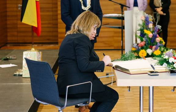 Anath Himmelhoch nahm die Ehrenbürgerurkunde für ihren Vater Moshe Ludvig Kessler entgegen