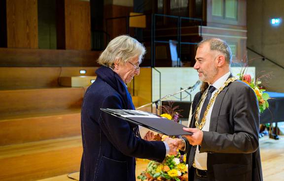 Oberbürgermeister Peter Kleine bei der Überreichung der Urkunde an Bernd Kauffmann.