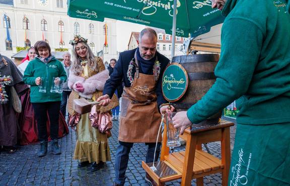 Fassbieranstich auf dem Marktplatz am Samstagmorgen