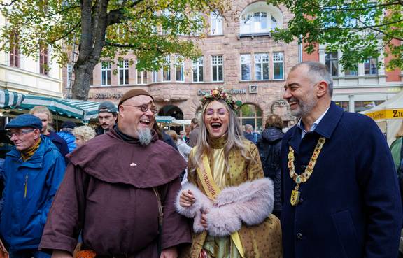 Die gute Stimmung auf dem Zwiebelmarkt steckt an