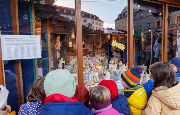 Kindern des Kindergartens Am Goethepark bestaunen die Weihnachtskrippe