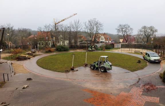 Am Spitalweg (Polizeispielplatz) wurden im Rahmen der jährlichen Baumpflanzung sechs Klimabäume  und zum ersten Mal Willkommensbäumchen für die Neugeborenen 2024 gepflanzt.