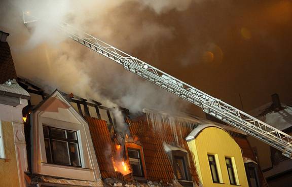 Drehleiter am Dachstuhlbrand in der Dunkelheit