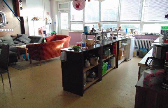 Auf dem Bild ist das Jugendzimmer Legefeld von innen zu sehen. Blickrichtung ist zu Tür hin.