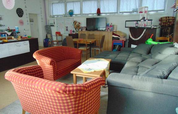 Das Bild zeigt das Jugendzimmer vom Innen, Sofa, Bar und Möbel sind zu sehen.