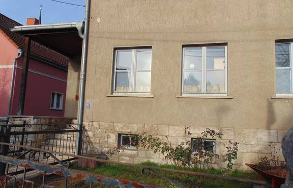 Auf dem Bild ist die Frontansicht des Jugendzimmers Taubach zu sehen mit Fenstern.