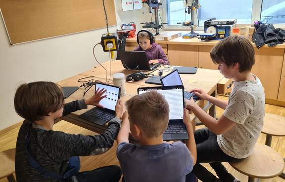 Auf dem Bild sind Kinder zu sehen, welche ein Hörbuch erstellen.