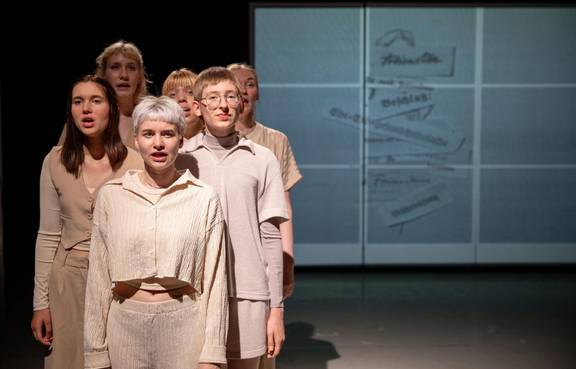 Auf dem Foto sind Jugendliche bei einer Theateraufführung im Stellwerk zu sehen.