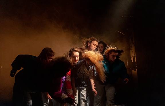 Auf dem Foto sind Jugendliche bei einer Aufführung des Stellwerks zu sehen.