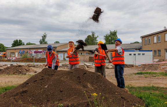 Mit dem symbolischen Spatenstich am 26. Juni 2025 fiel der Startschuss für den Ersatzneubau des Betriebshofes in der Schwanseestraße. Gemeinsam feierten (v.l.) Frank Häselbarth, Geschäftsführer der Planungsgruppe Fölsche GmbH, Andrea Fischer, Werkleiterin des EKSW, Angela Braunmiller, Amtsleiterin der Technischen Gebäudewirtschaft der Stadt Weimar, und Dirk Schreiber, Oberbauleiter der Technischen Gebäudewirtschaft, den Baubeginn eines zukunftsweisenden Projekts für nachhaltige kommunale Infrastruktur.