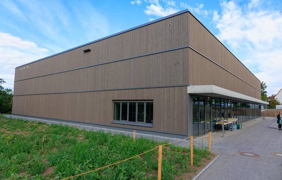 Parallel zu den Neubauten wurde die Sporthalle aus den 1970er Jahren umfassend saniert.