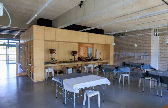 Klassische Klassenräume und Flure wurden zugunsten offener Lernlandschaften aufgegeben.