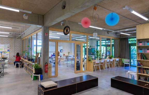 Klassische Klassenräume und Flure wurden zugunsten offener Lernlandschaften aufgegeben.