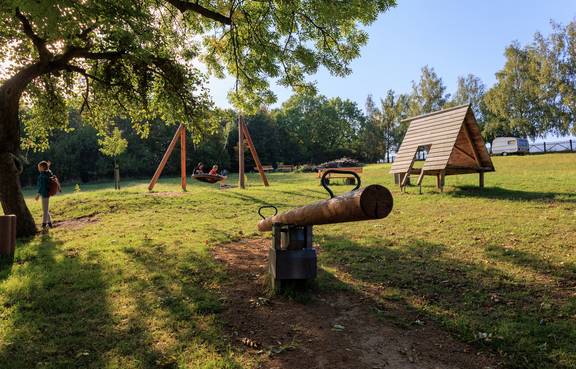 Es wurde schrittweise eine Spielanlage mit Hütte, Hangrutsche und Kletternetz, eine Wippe, ein Spielhaus und eine Vogelnestschaukel eingebaut.
