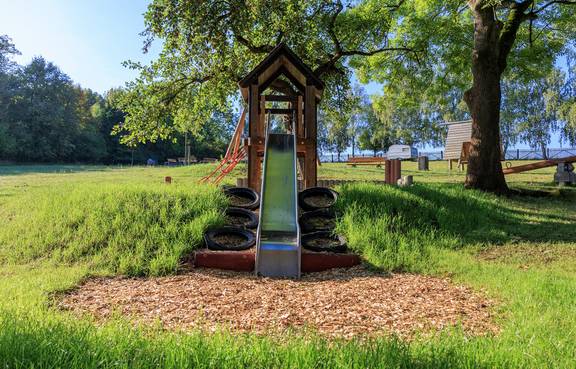 Es wurde schrittweise eine Spielanlage mit Hütte, Hangrutsche und Kletternetz, eine Wippe, ein Spielhaus und eine Vogelnestschaukel eingebaut.