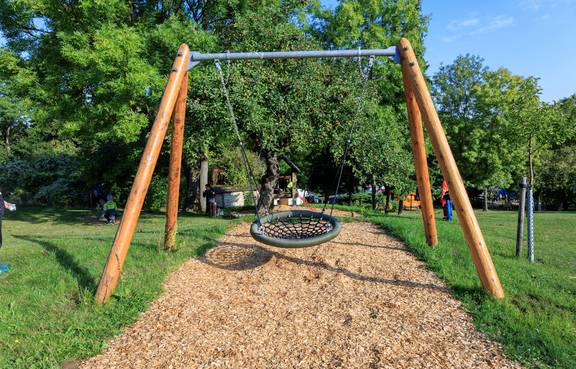 Es wurde schrittweise eine Spielanlage mit Hütte, Hangrutsche und Kletternetz, eine Wippe, ein Spielhaus und eine Vogelnestschaukel eingebaut.