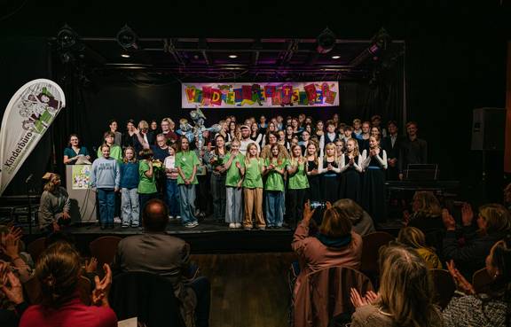 Alle Nominierten, Chor und Kinderjury feierten gemeinsam den 30. Weimar Kinderrechtspreis.