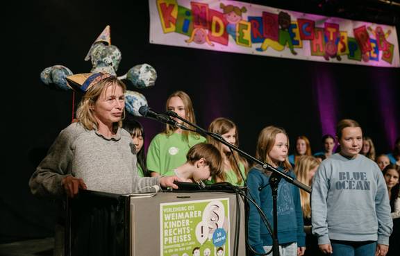 Neben dem Preisgeld wurde eine von Kindern unter Anleitung der Künstlerin Katja Weber (links im Bild) gestaltete Skulptur vergeben.