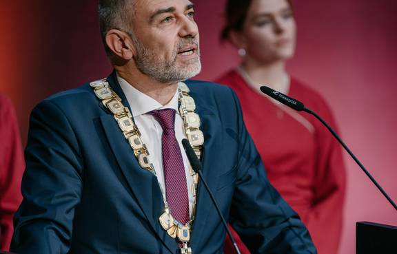 Oberbürgermeister Peter Kleine hält das Grußwort im Maurice-Halbwachs-Auditorium