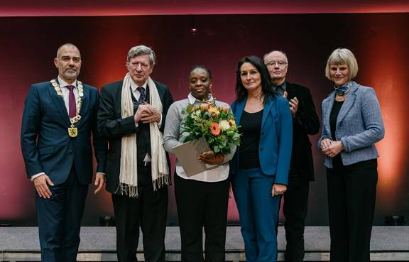 -	Preisübergabe (v.l.n.r.): Oberbürgermeister Peter Kleine, Laudator Johannes von Dohnanyi, Karen Farisai Mukwasi, Stadtratsvorsitzende Katrin Götz, Volkhard Knigge (Vergabebeiratsvorsitzender), Gundula Gause (Schirmherrin des Menschenrechtspreises)