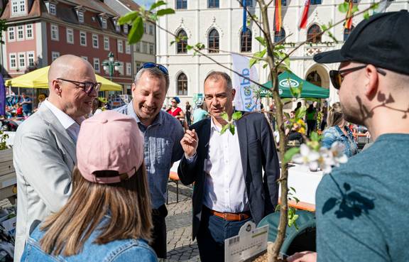 Übergabe eines Willkommensbäumchens zum Familientag im April 2024